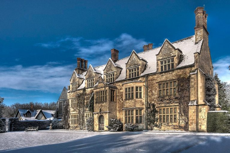 anglesey-abbey-in-winter-snow-cambridgeshire-visiteuropeancastles