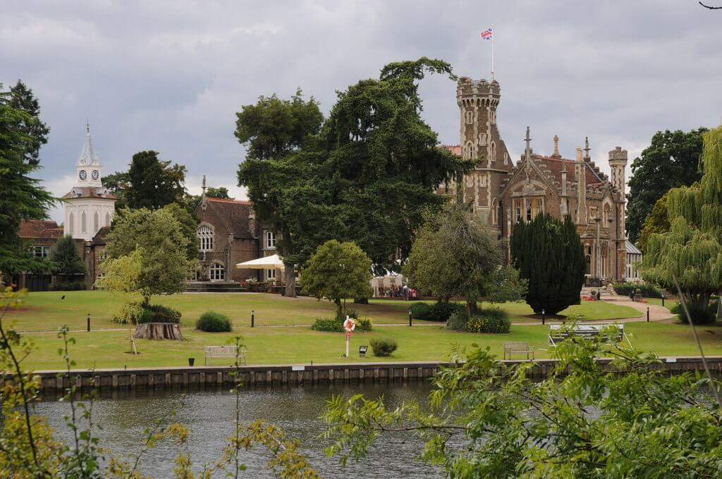 oakley-court-gothic-revival-visiteuropeancastles
