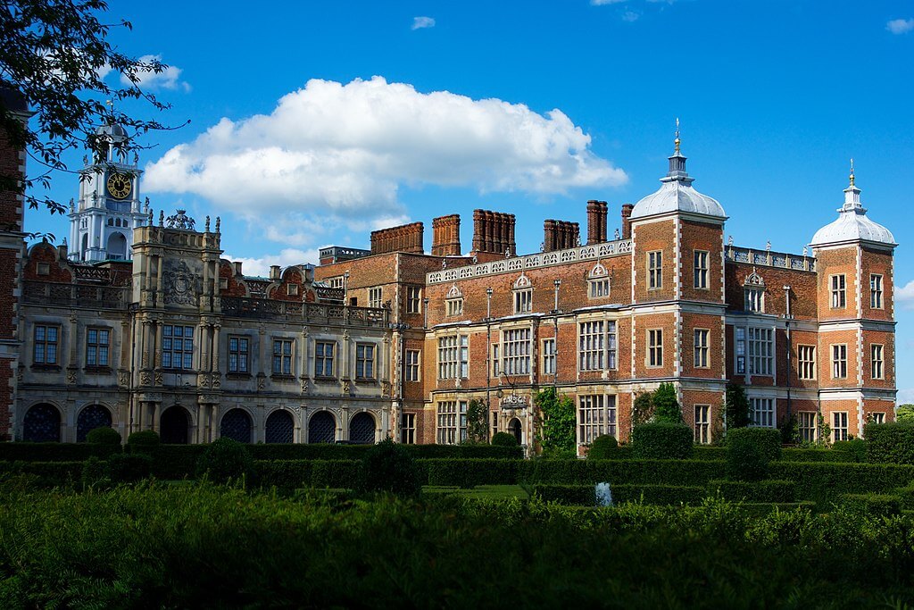 hatfield-house-bridgerton-film-locations-visiteuropeancastles