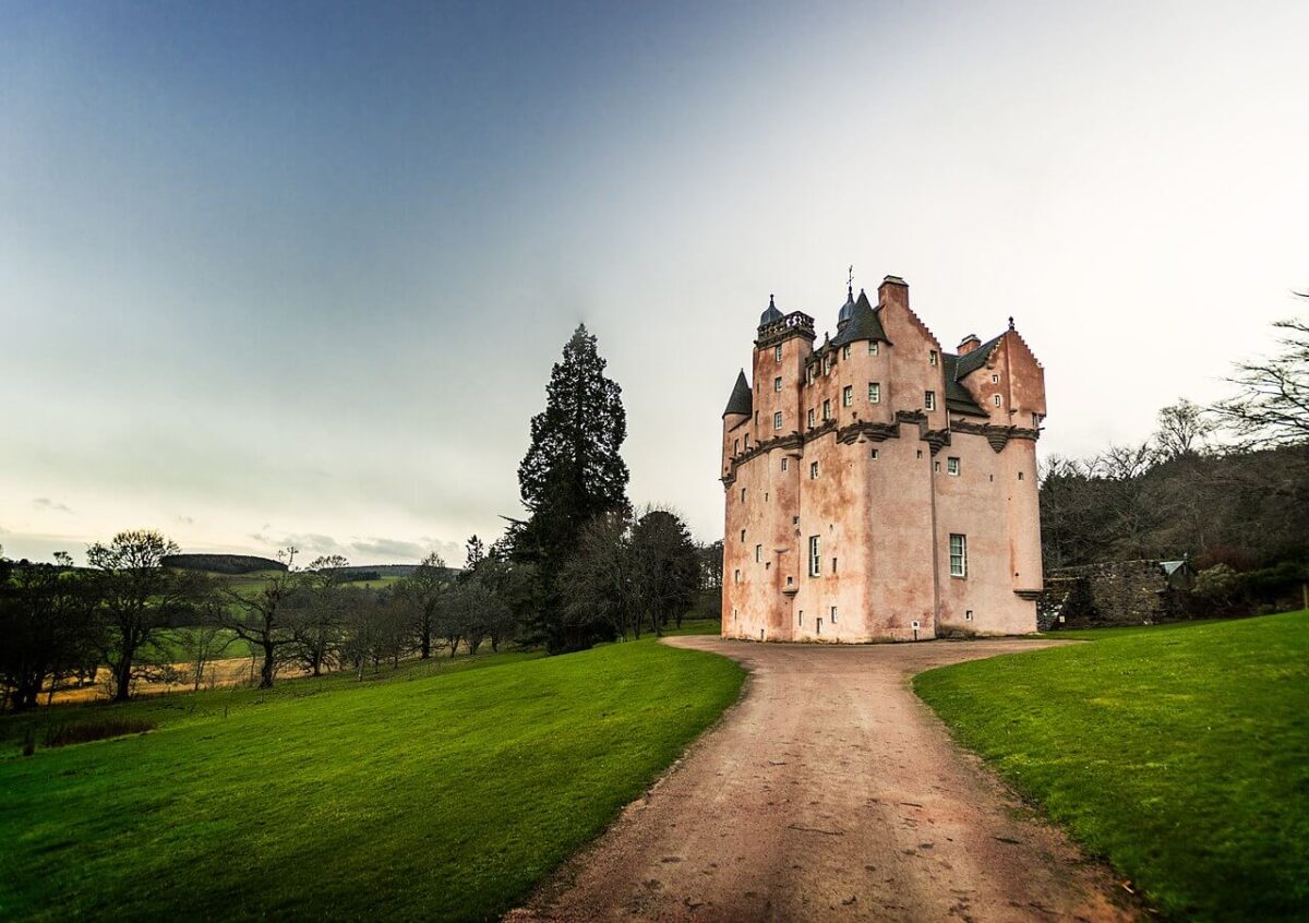 craigievar-castle-pink-fairytale-castle-aberdeenshire-walt-disney-cinderella-visit-european-castles