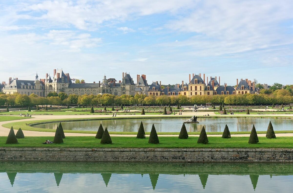 Grand_Parterre_du_Château_de_Fontainebleau-castles-france-visiteuropeancastles