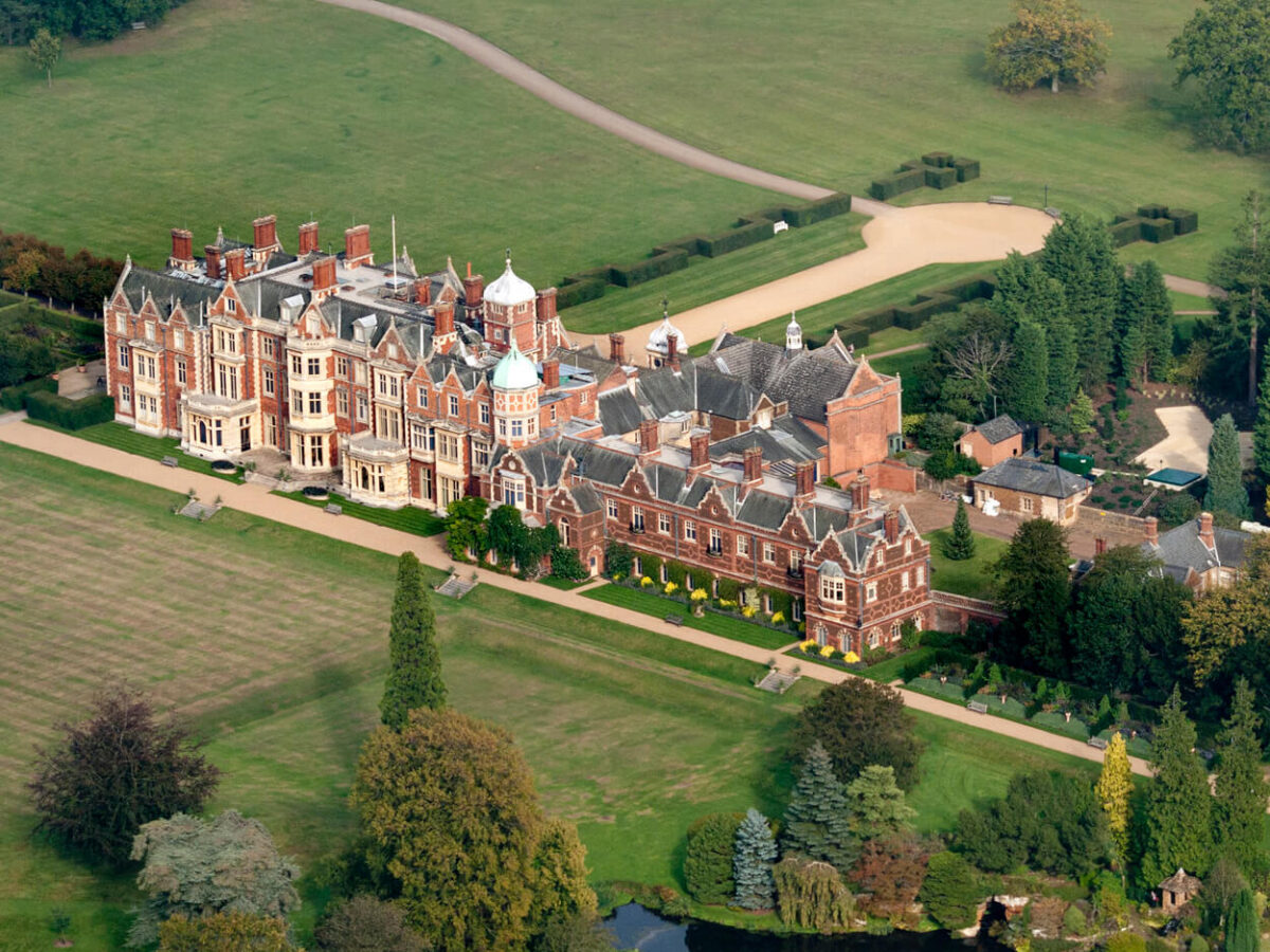 sandringham-house-royal-palace-england-queen-elizabeth-jacobean-style-country-houses-norfolk-visiteuropeancastles