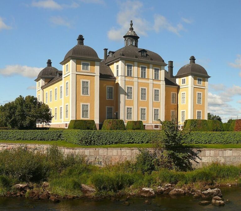 strömsholm-palace-castles-lake-mälaren-sweden-visiteuropeancastles