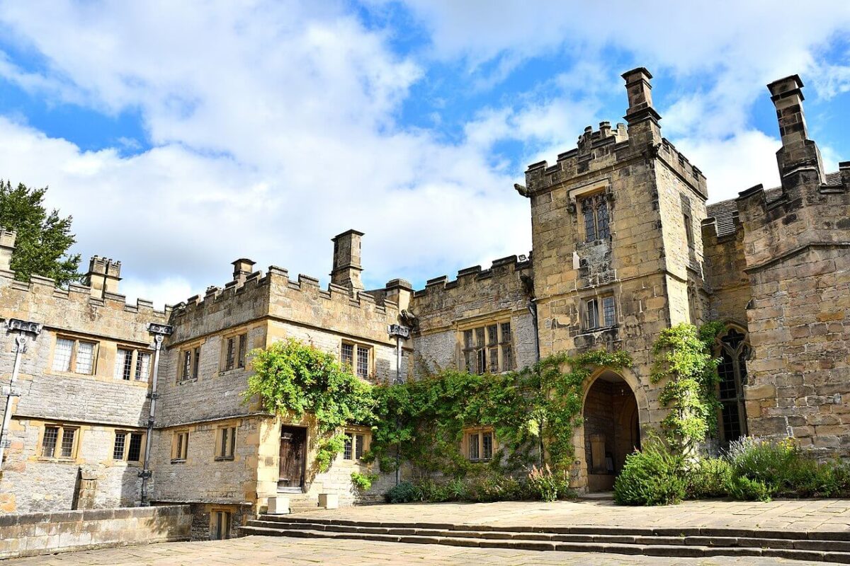 haddon-hall-tudor-manor-house-derbyshire-england