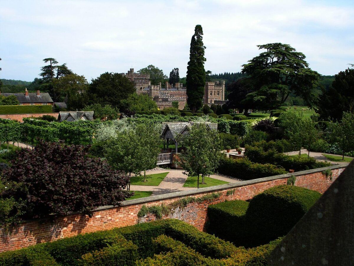 hampton-court-castle-gardens-herefordshire-west-midlands-england