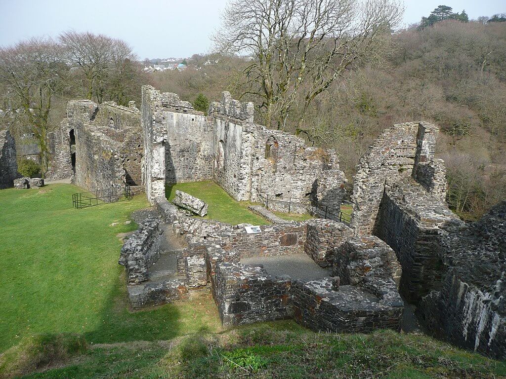 okehampton-castle-devon-england